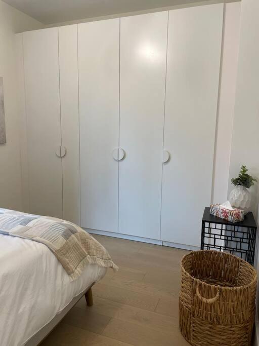 Modern Apartment Close To The Beach With Parking Toronto Eksteriør bilde