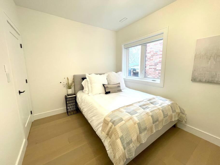 Modern Apartment Close To The Beach With Parking Toronto Eksteriør bilde