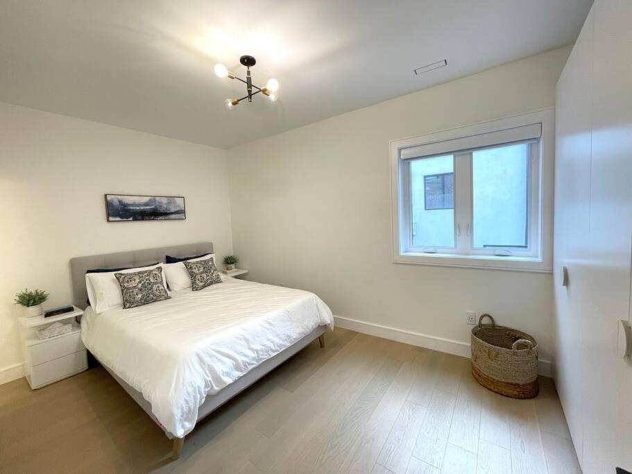 Modern Apartment Close To The Beach With Parking Toronto Eksteriør bilde