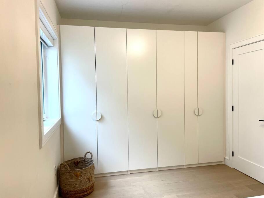 Modern Apartment Close To The Beach With Parking Toronto Eksteriør bilde