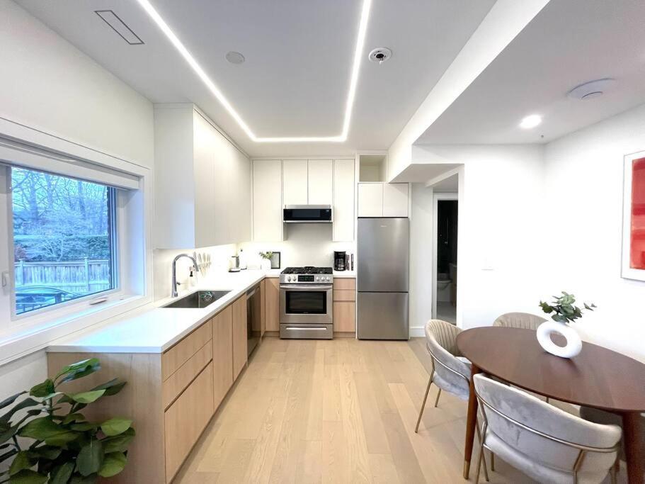 Modern Apartment Close To The Beach With Parking Toronto Eksteriør bilde