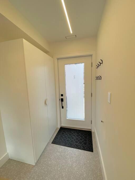 Modern Apartment Close To The Beach With Parking Toronto Eksteriør bilde
