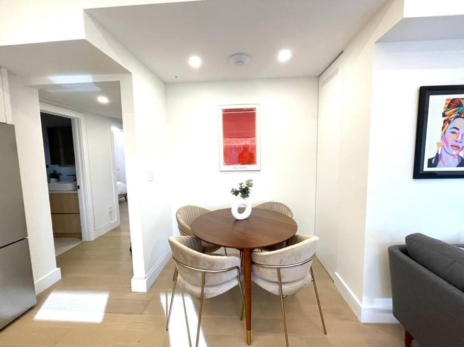 Modern Apartment Close To The Beach With Parking Toronto Eksteriør bilde