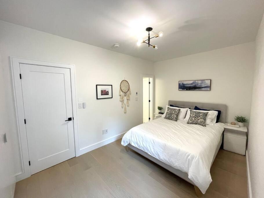 Modern Apartment Close To The Beach With Parking Toronto Eksteriør bilde