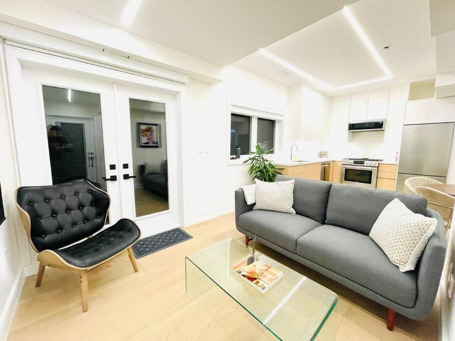 Modern Apartment Close To The Beach With Parking Toronto Eksteriør bilde