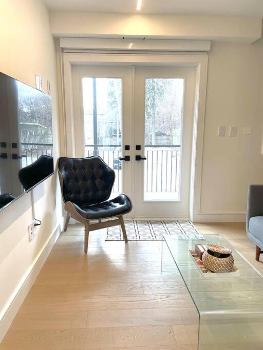 Modern Apartment Close To The Beach With Parking Toronto Eksteriør bilde