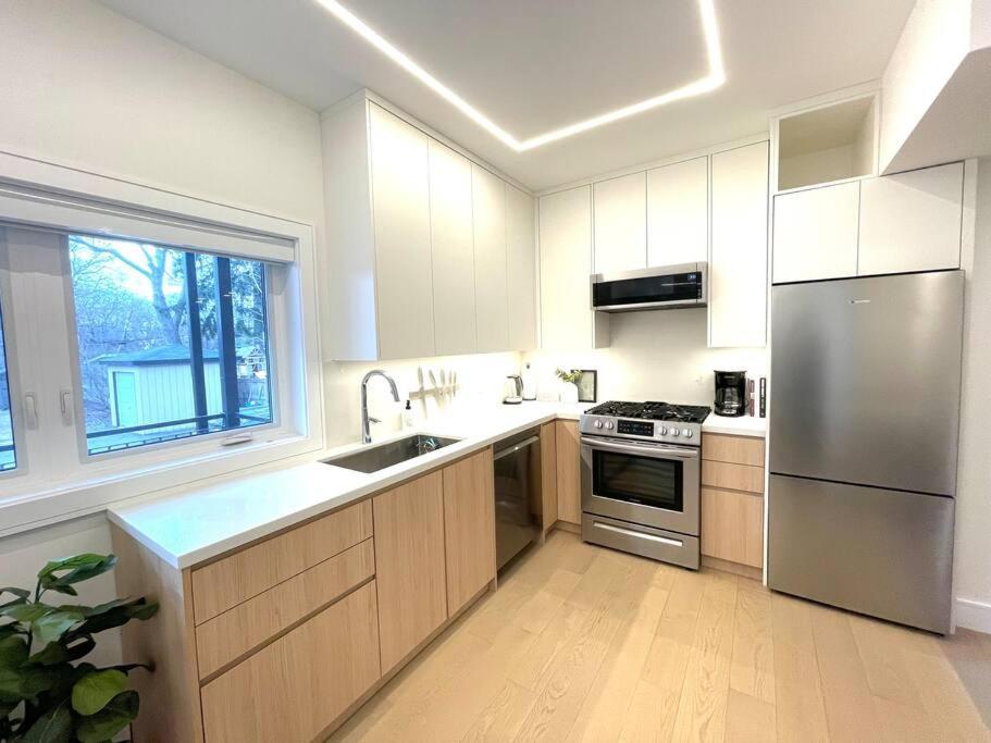 Modern Apartment Close To The Beach With Parking Toronto Eksteriør bilde