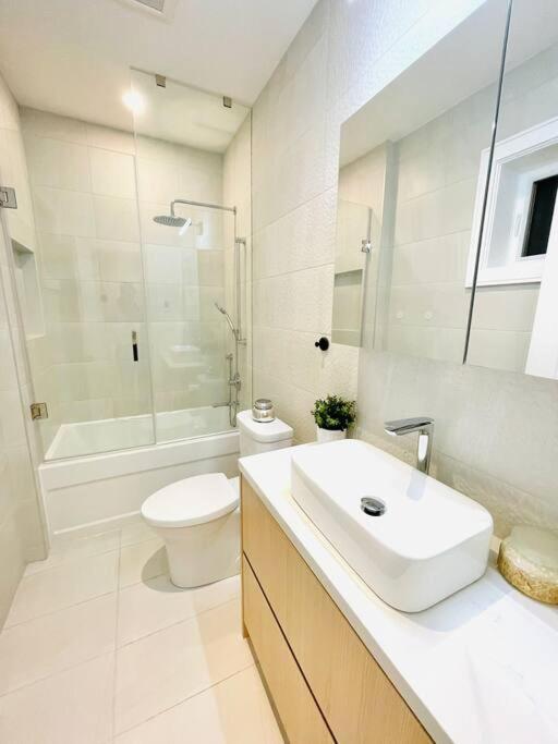 Modern Apartment Close To The Beach With Parking Toronto Eksteriør bilde