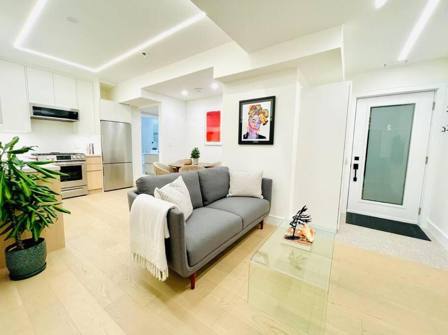 Modern Apartment Close To The Beach With Parking Toronto Eksteriør bilde