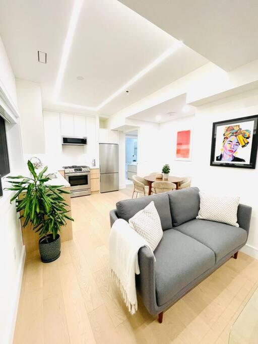 Modern Apartment Close To The Beach With Parking Toronto Eksteriør bilde