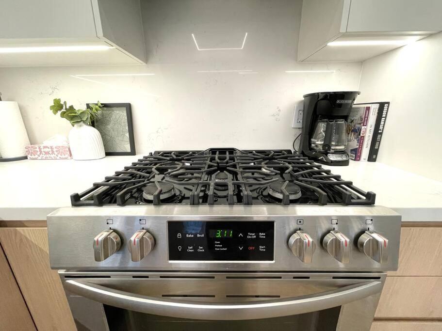 Modern Apartment Close To The Beach With Parking Toronto Eksteriør bilde