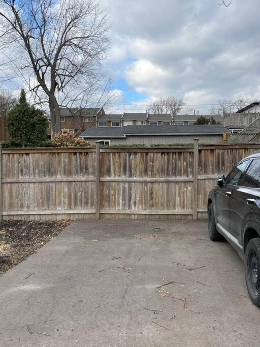 Modern Apartment Close To The Beach With Parking Toronto Eksteriør bilde