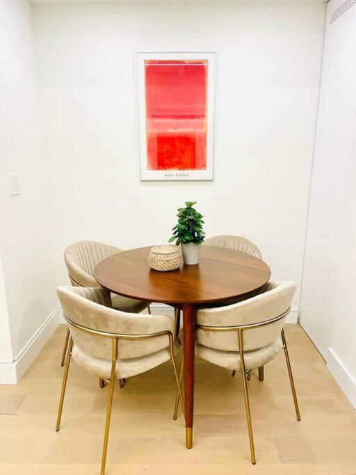 Modern Apartment Close To The Beach With Parking Toronto Eksteriør bilde