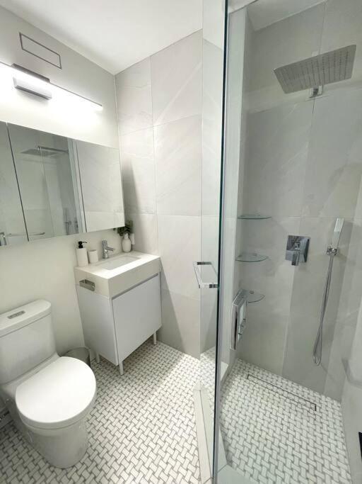 Modern Apartment Close To The Beach With Parking Toronto Eksteriør bilde