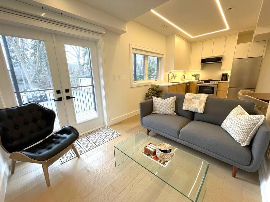 Modern Apartment Close To The Beach With Parking Toronto Eksteriør bilde
